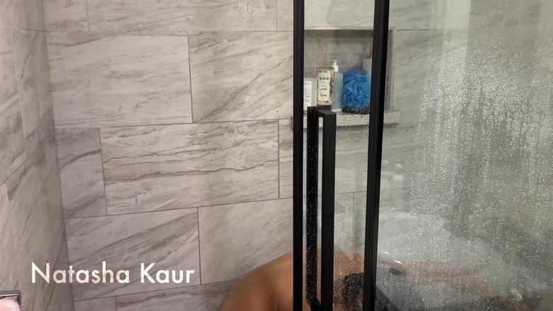 Natasha Kaur: POV : Tu me regardes prendre une douche et je nettoie...
