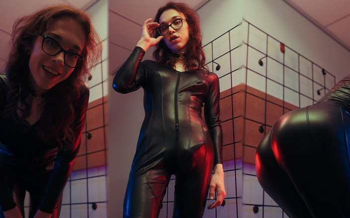 Emily Adaire: Buď zticha a vyhoň si mě! Dominantní instrukce TS