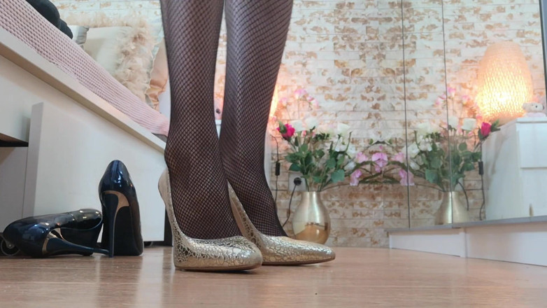 Erotic Tanya: Addicted to my shoes