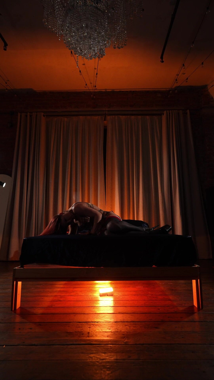 Рената Фокс: Самый Горячий Танец Прямо На Кровати