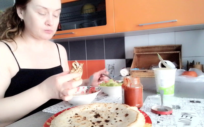 VikkiGeorgia: Tôi đang ăn