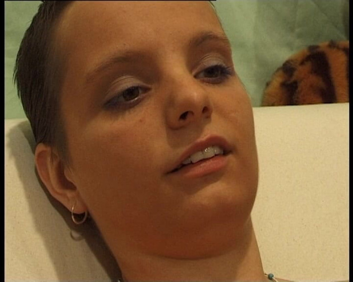 YOUR FIRST PORN: Jenifer Malé vlasy, ale velká prsa - Jenifer