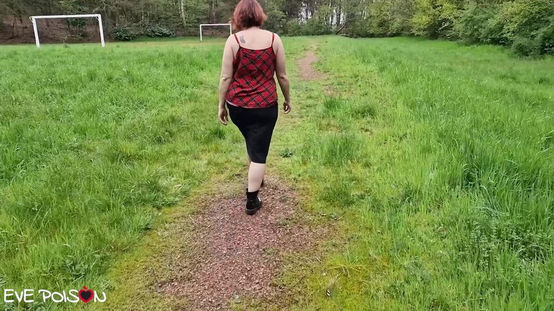 Eve-Poison: Cewek seksi ini lagi asik jalan-jalan di luar ruangan dan...