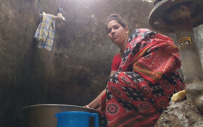 Sona bhabhi: デジインドのビハリの妻がお風呂とサリーが出産室でおっぱいショーを取り外す