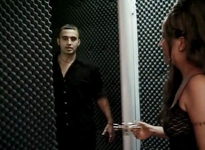 Latin Bang: 丰满的拉丁女郎干她的新情人