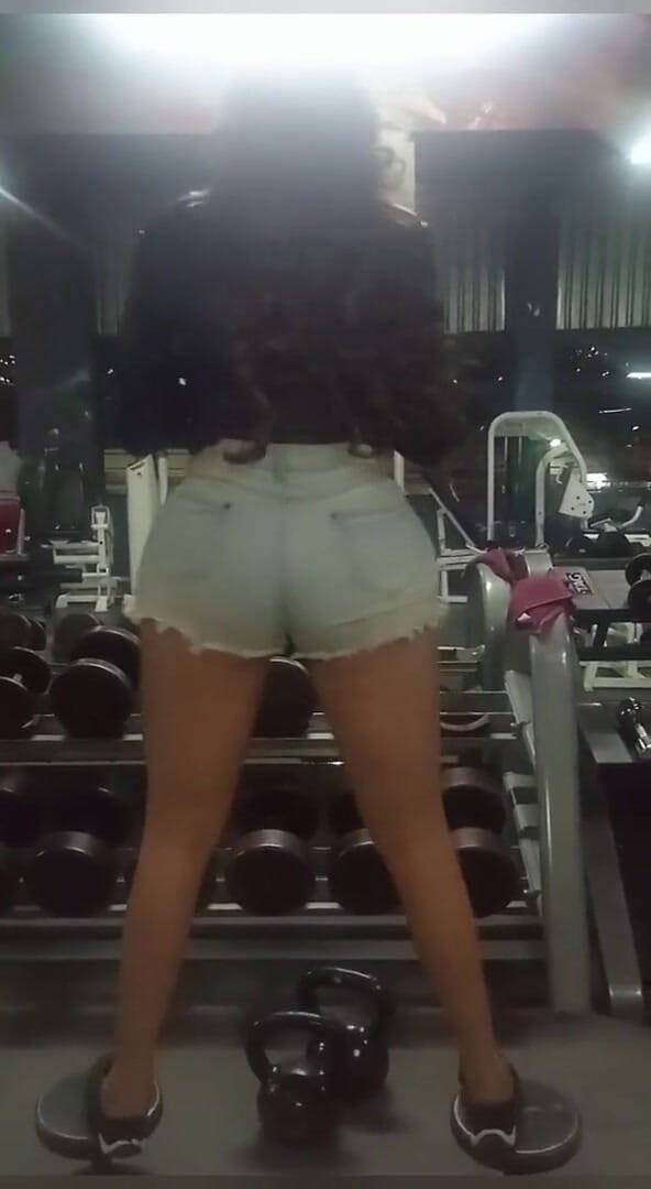 Barbietransxxxx: hot tranny at the gym training her ass to make...
