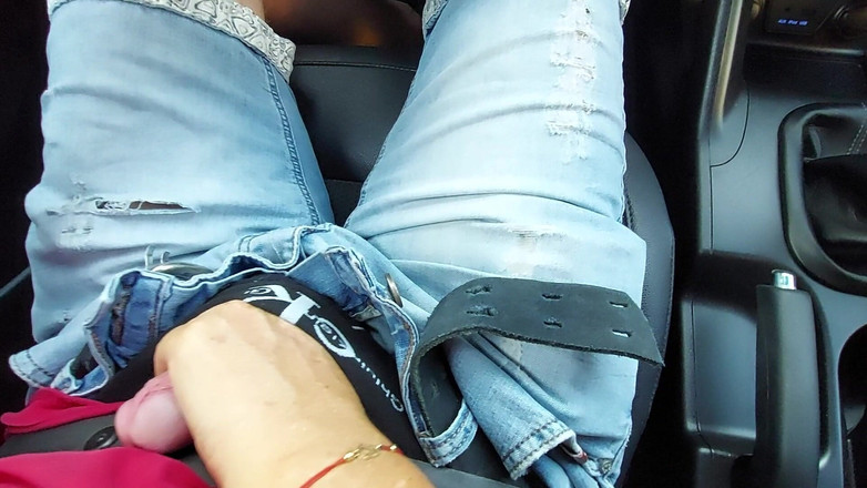 Step Mommy: 成熟した継母が公の場で義理の息子をからかい、彼のチンポで遊んでいます。パート2