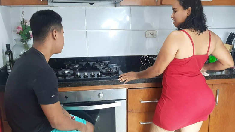 LanaKumari: エッチなウールがキッチンで私のチンポをしゃぶる