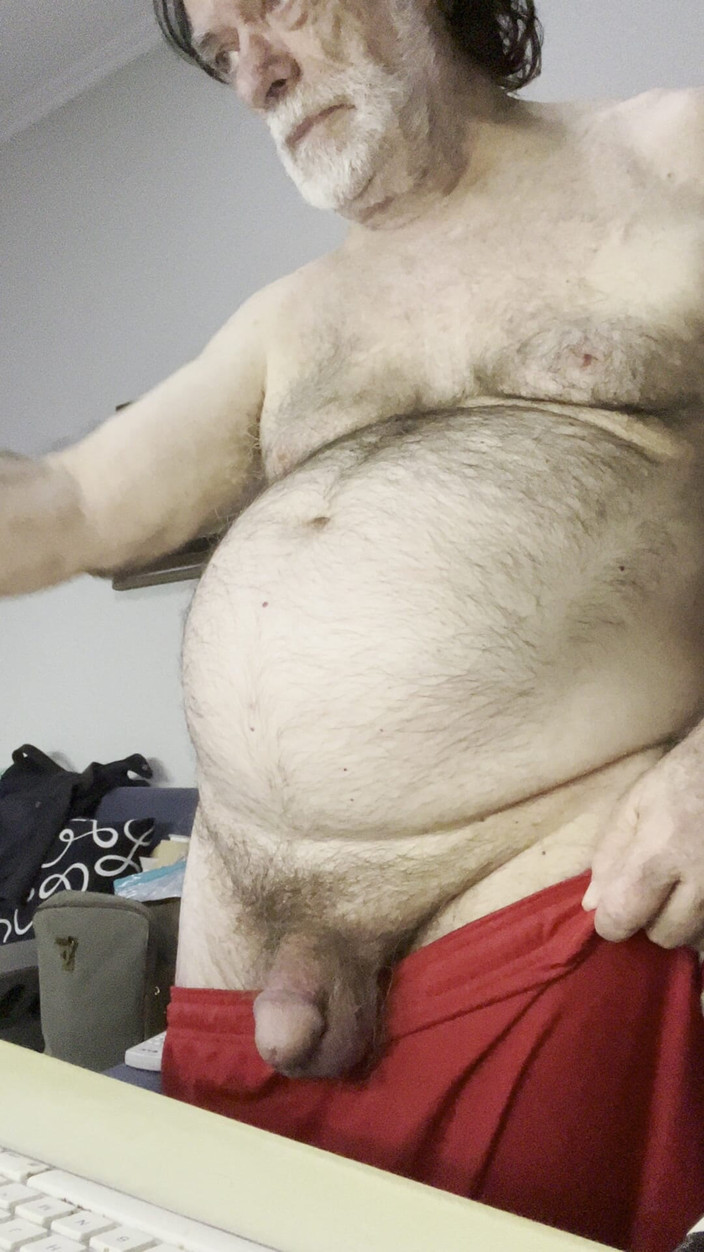 Coach Karl dude lodge: 08.12.2025 Obnažování kraťasů v tělocvičně