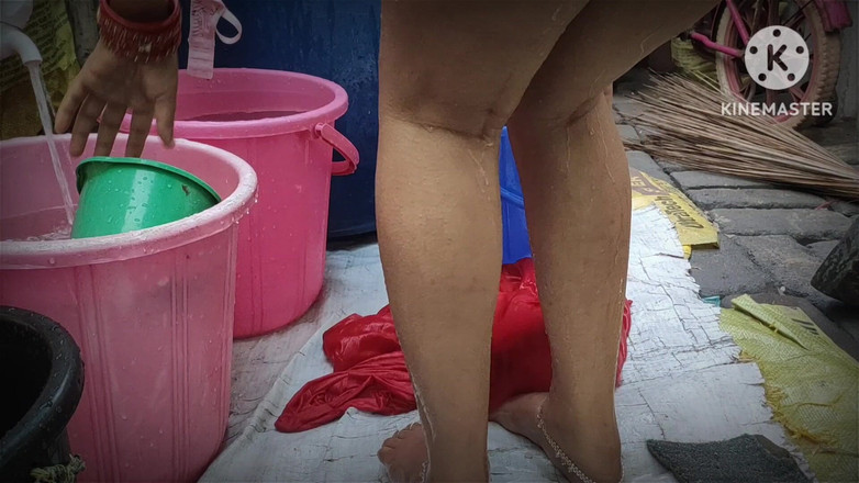 Anita yadav: Indische hausfrau, die draußen badet