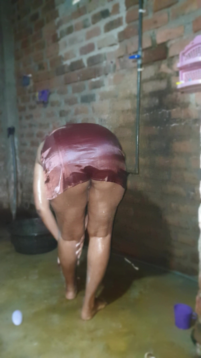 Tiyana: Esposa gostosa tomando banho