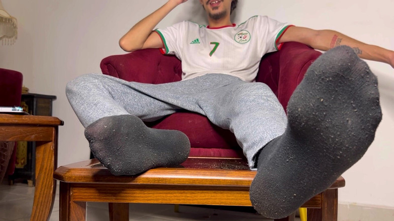 ARAB HUNG TWINK: Adora i miei piedi sudati da una partita di calcio...