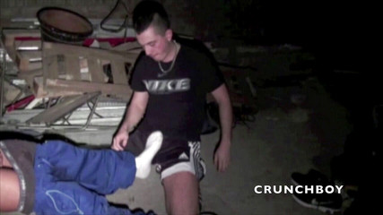 Sneaker gay: Badboy fodido com tênis dominado por outro rapaz escaldante