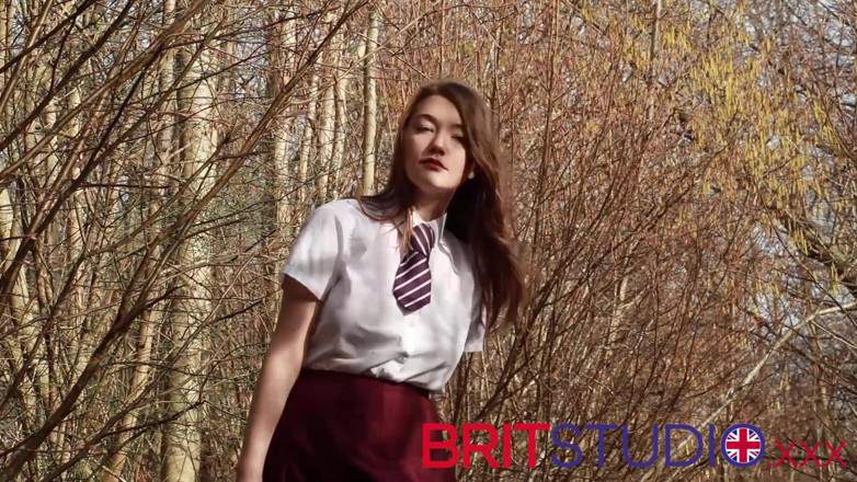 Brit Studio: Üniformalı 18 yaşındaki İngiliz ormanda işiyor