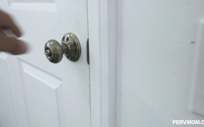PervMom: 角質継母クリッシーリンは義理の息子の欲望のすべてを満たします