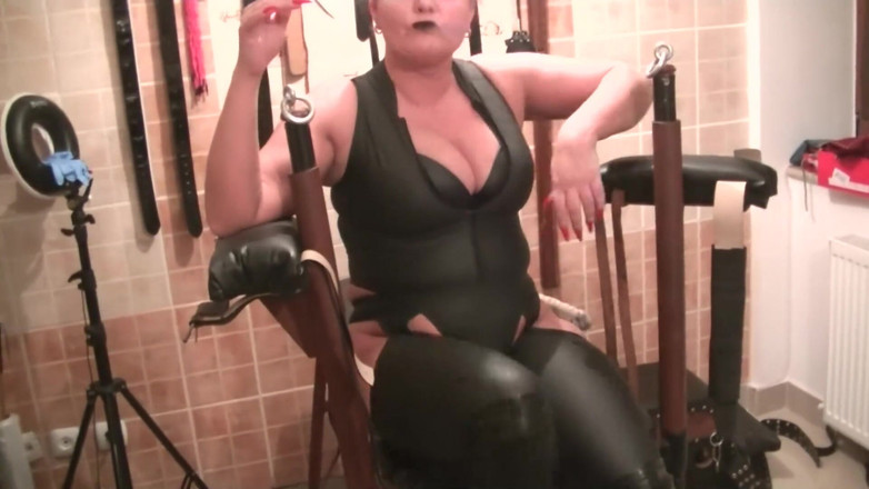 SassyTiff: Goddess Andreea smoking and pissing in bowl