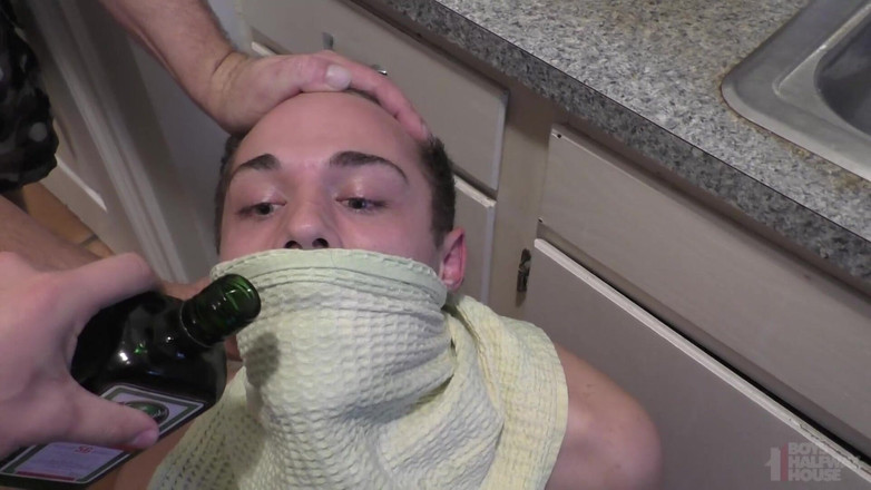 Boys half-way house: Gốc của một cậu bé xinh đẹp