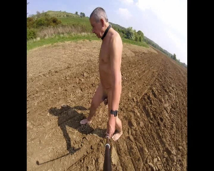 Andy: 全天裸体散步