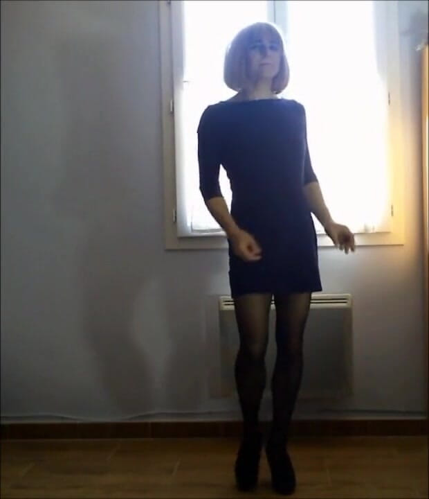 Faustine: Crossdresser Faustine sexy dance.