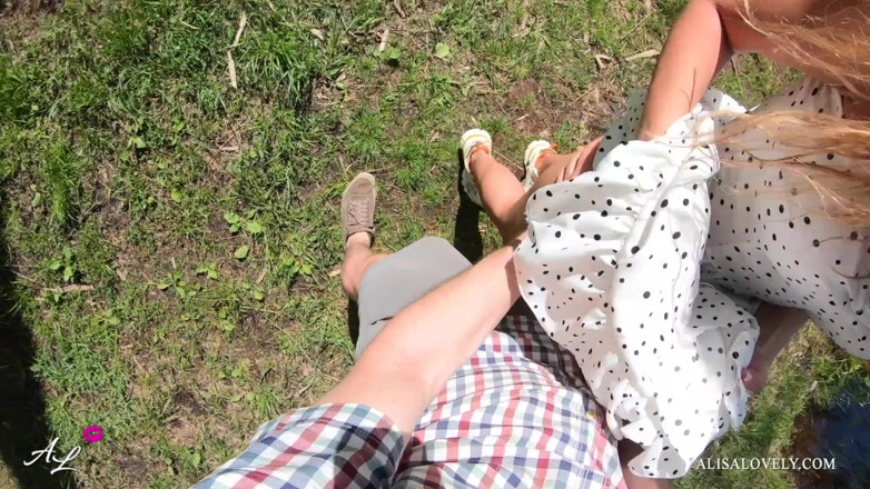 Alisa Lovely: Nádherné šukání s mladou holkou venku POV