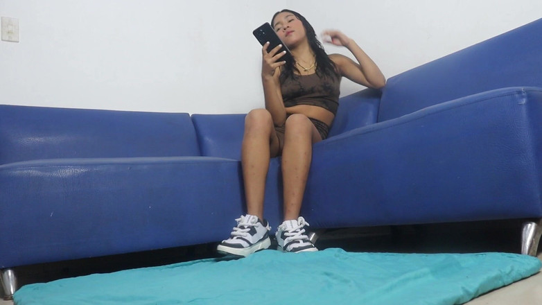 Perlahot69: Moje učitelka sportu přišla do mého domu, aby mě naučila...