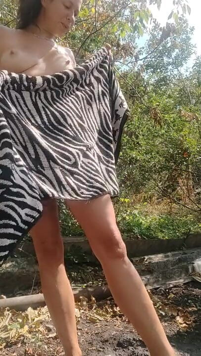SexyAlbinaKiss: Ich gieße nackt wasser
