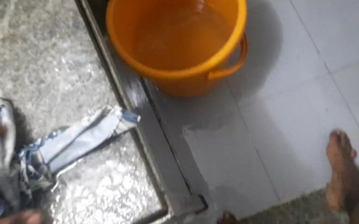 Wheyincognito: Chlapec masterbating v koupelně během praní prádla