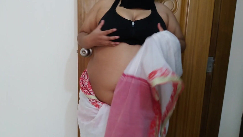 Aria Mia: Бхабхи предлагает бесплатный секс с Deva