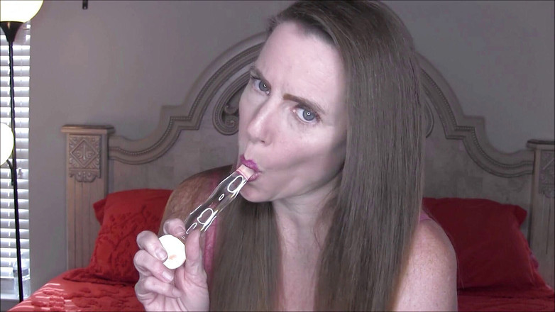 Nikki Nevada: Mengongkek pantat kecil saya yang ketat