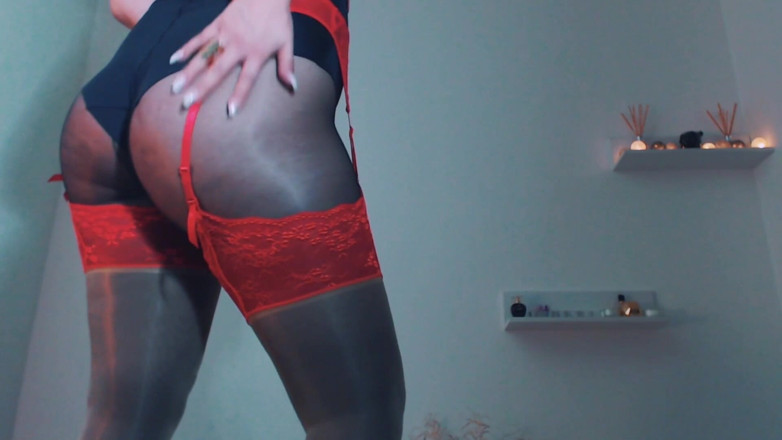 LegsOnHeels: Uctívej teď můj slavný zadek v silonkách, vím, že po tom...