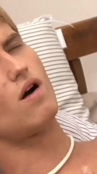 Twinks cachondos lamen y follan culo y comen semen