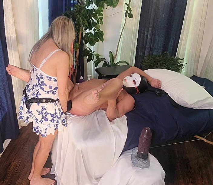 Peggingprincess: 一根湿润的假阳具和一个 horney domslut 享受这个性感的屁股玩弄