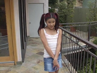 Dangerous Teens: Asijská chůva s malými prsy svádí a pak šuká nadrženého starého...