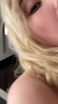 18-letnia gwiazda porno Kira Viburn nie może utrzymać Wielkiego kutasa Leo Casanova z jej ust podczas przerw na strzelanie (prawdziwe za kulisy)