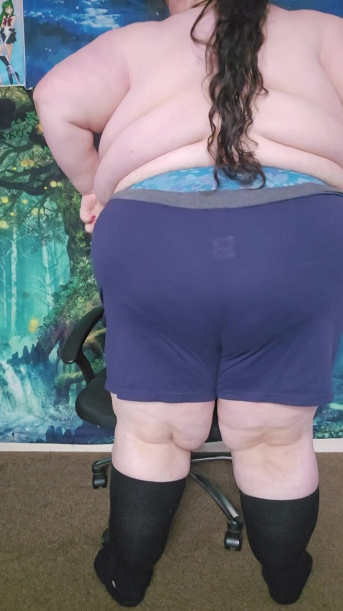 SSBBWLadyBrads: SSBBW Puts Clothes on After Shower Body