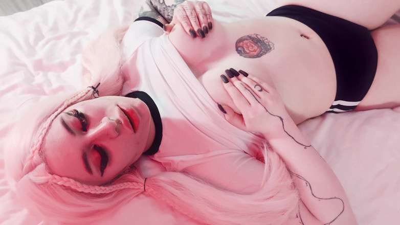 Peachgardens: Pelacur sange ini lagi asik nyepong kontolku dan aku crot...