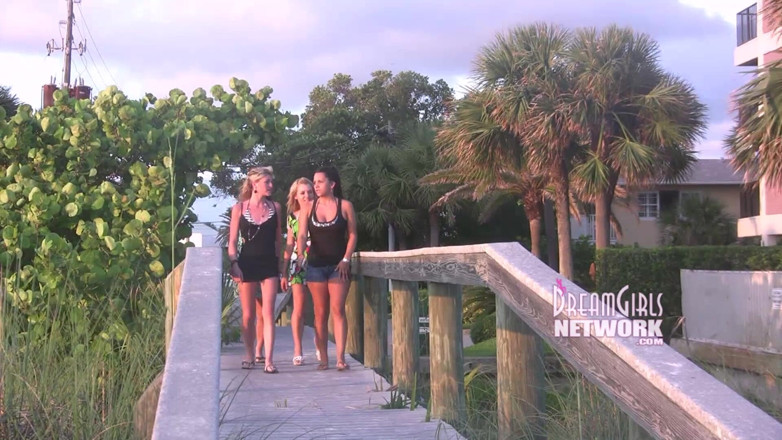 Dream Girls: Vacationers flash on a common beach