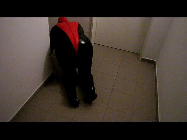 Anna Devot: Petplay em traje de látex