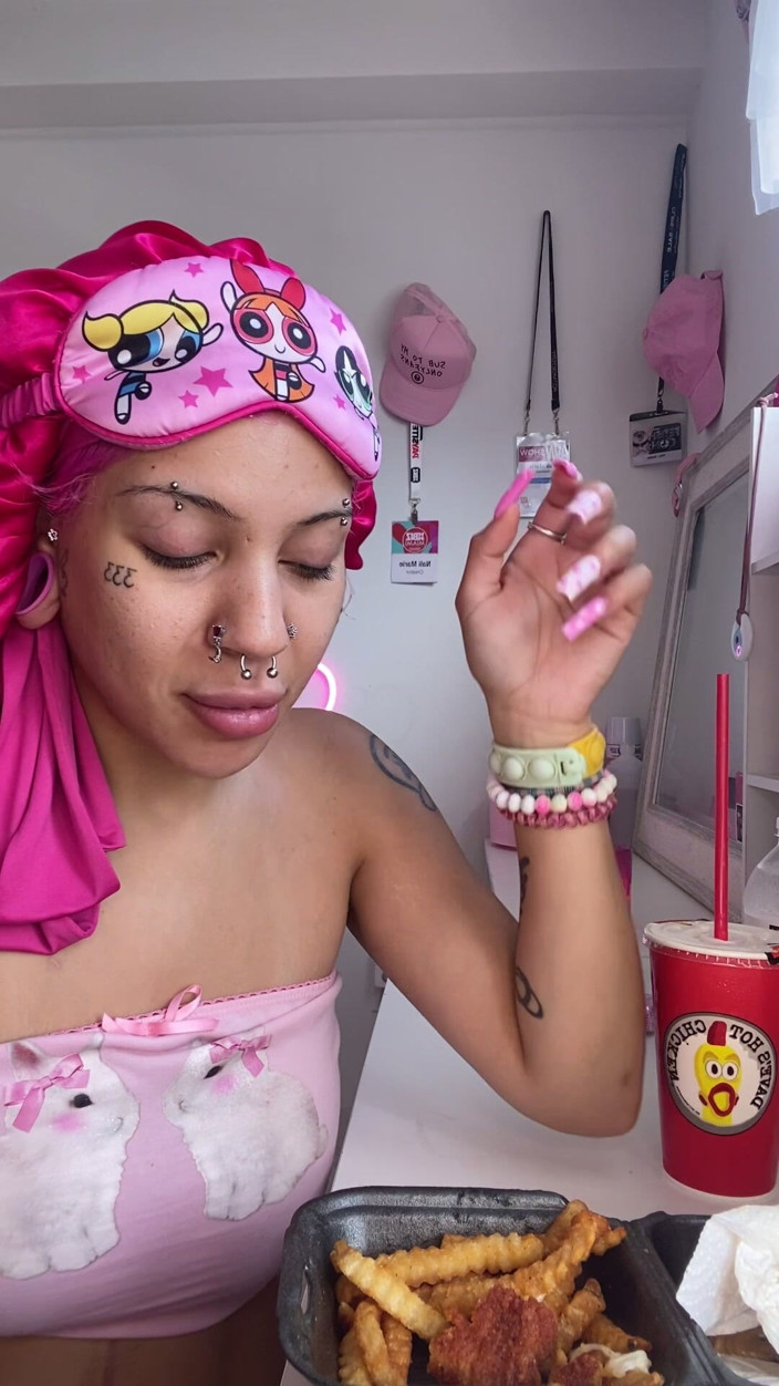 Nali Marie: Sploshing Food Facestuffing Overeating Mukbang Eating Hot Food Chicken Sauce...