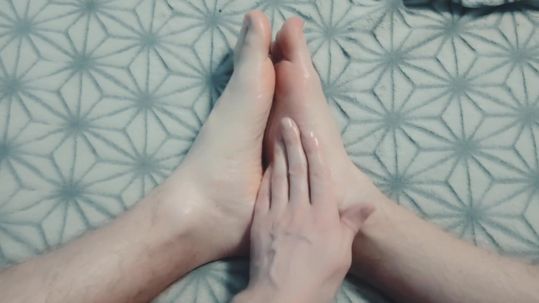 Pasha: Facet Delikatnie Masuje Mu Stopy Olejkiem