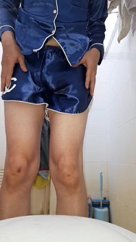 Ejaculare dezordonată în pijamale din satin