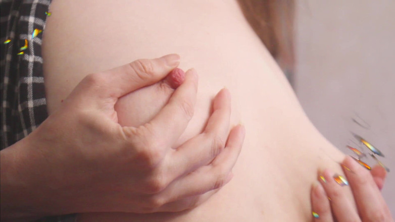 Hairypussyangel: Ik speel met mijn harde tepels en tepelsklemmen