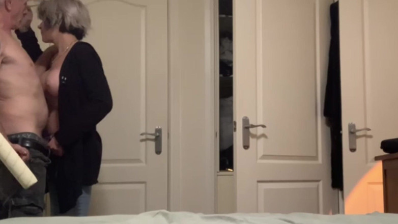 SilverFux: 欲火中烧的熟女仆调情和乱搞画家：第2部分