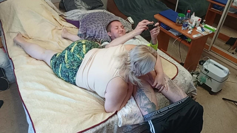 Zona901: Permainan Konsol Berakhir Dengan Blowjob Daripada Ibu Tiri Dengan Sperma...