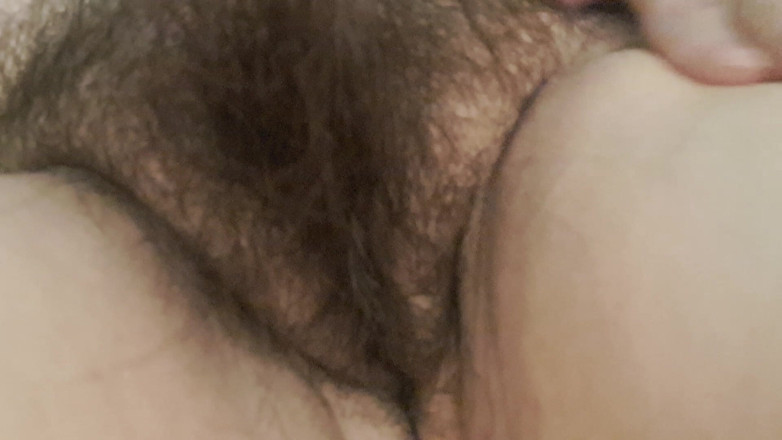 Mommy big hairy pussy: 엄마의 음부는 털이 많고 통통해요
