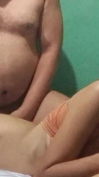 我继妹的苗条女孩一开始不想吮吸鸡巴，但她很喜欢。
