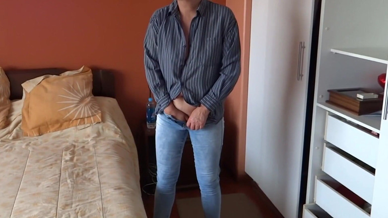 Ardientes69: 我喜欢把手放在我的牛仔裤下面，开始抚摸自己，我需要鸡巴插进我的菊花