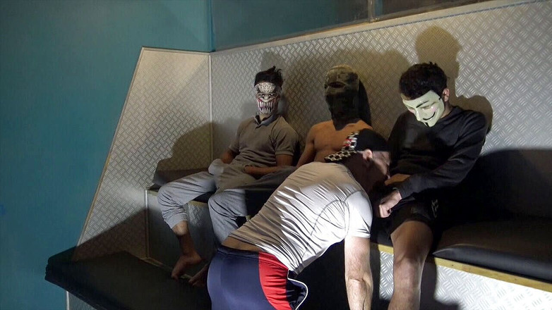 SEX WITH STRAIGHT BOY CURIOUS: Sugând 4 băieți heterosexuali pentru sex nu este gratuit