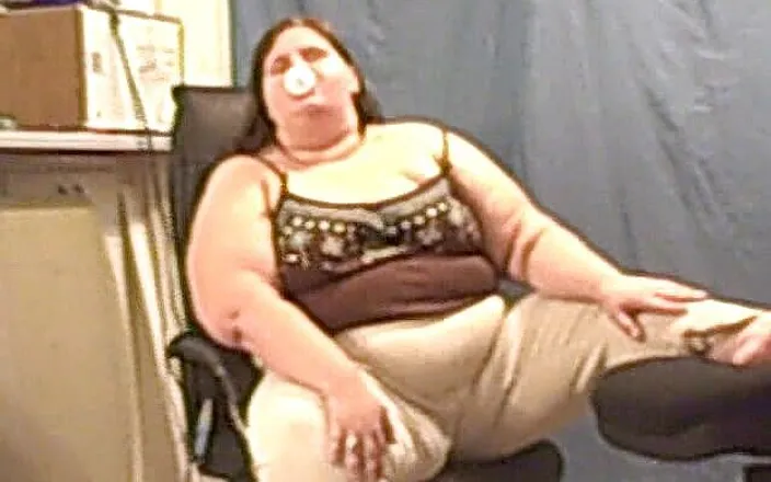 BBW nurse Vicki adventures with friends: Ssbbw Angie chewing and blowing gum for you