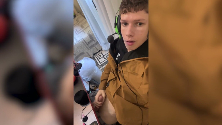 Kedoimath: Cowok gamer kurus ini dientot berkali-kali